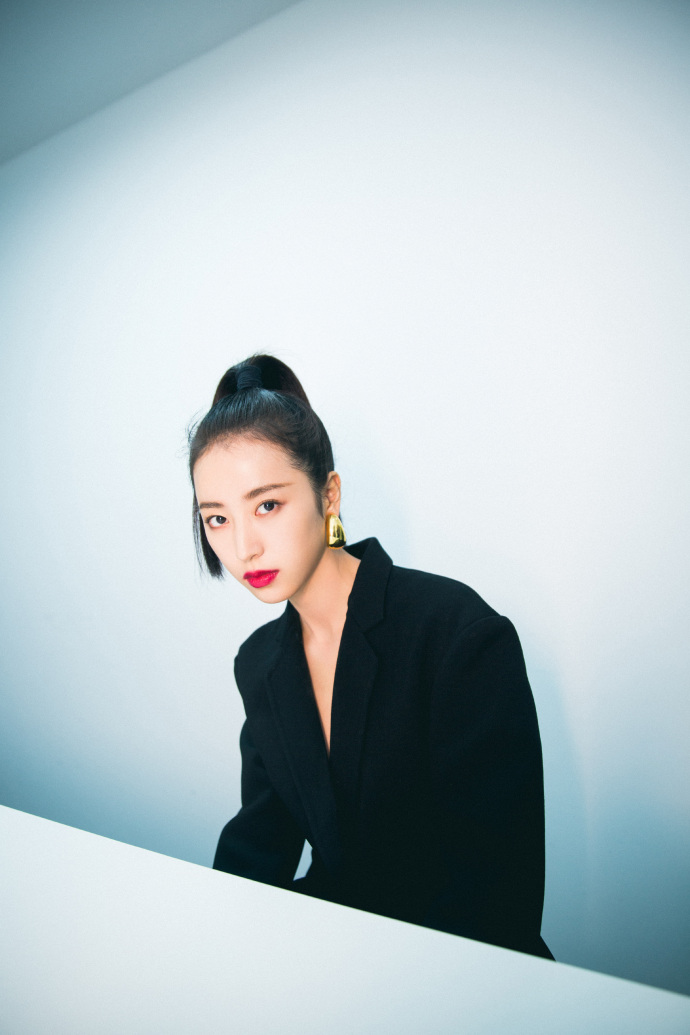 组图:周雨彤一身帅气的黑色西装简约不失气场,搭配高马尾和金属质感