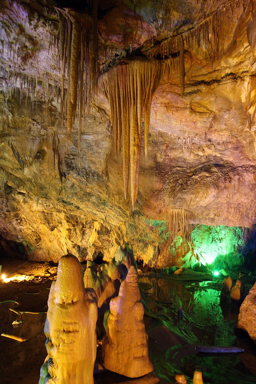 恩施黄金洞是一座具有巨大旅游潜力的石灰岩洞穴,拥有多层次多维度的