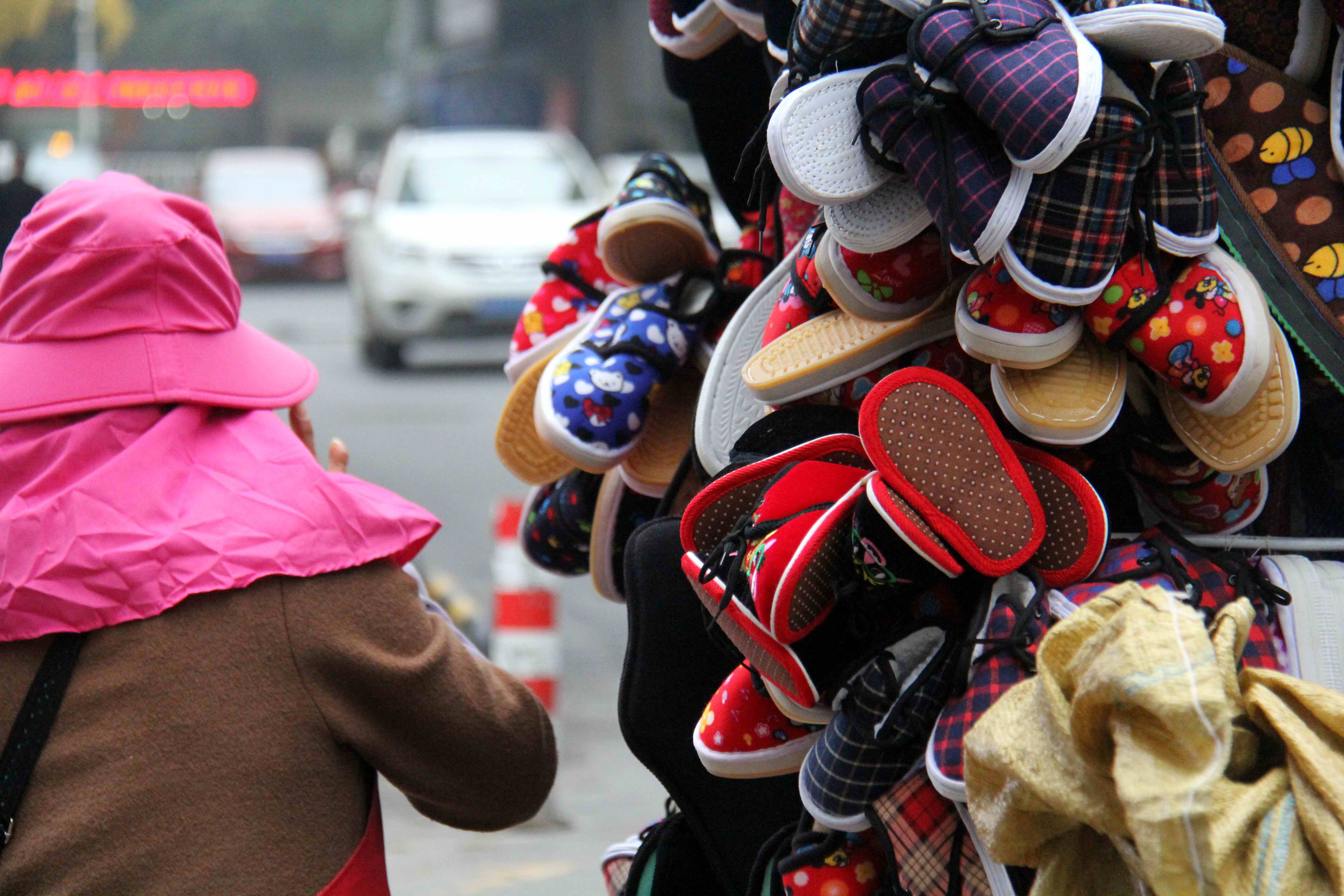 天冷了,街头推三轮车的大姐卖这些鞋说都是手工做的,暖和!