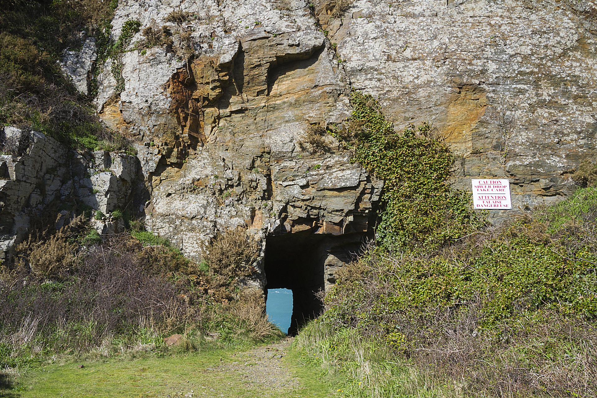 长沙岳麓山的蟒蛇洞是一处充满神秘和传说的景点.