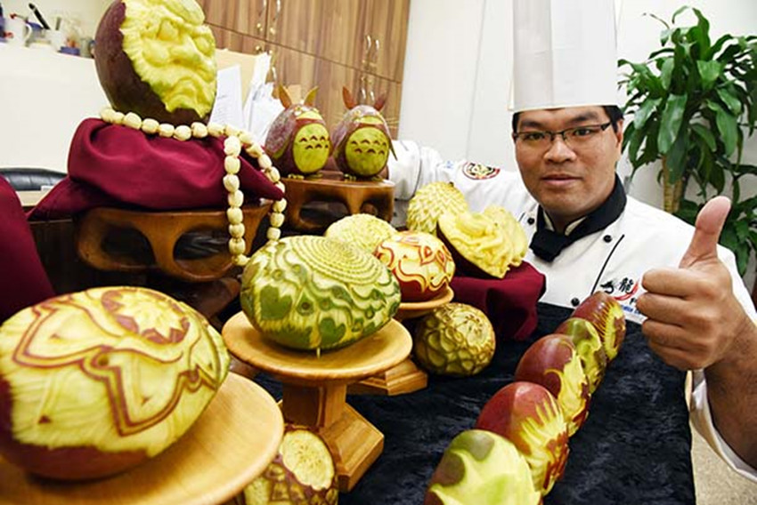 日本厨师切出薄如纸的"生鱼片",被中国大厨的"雕花"打脸