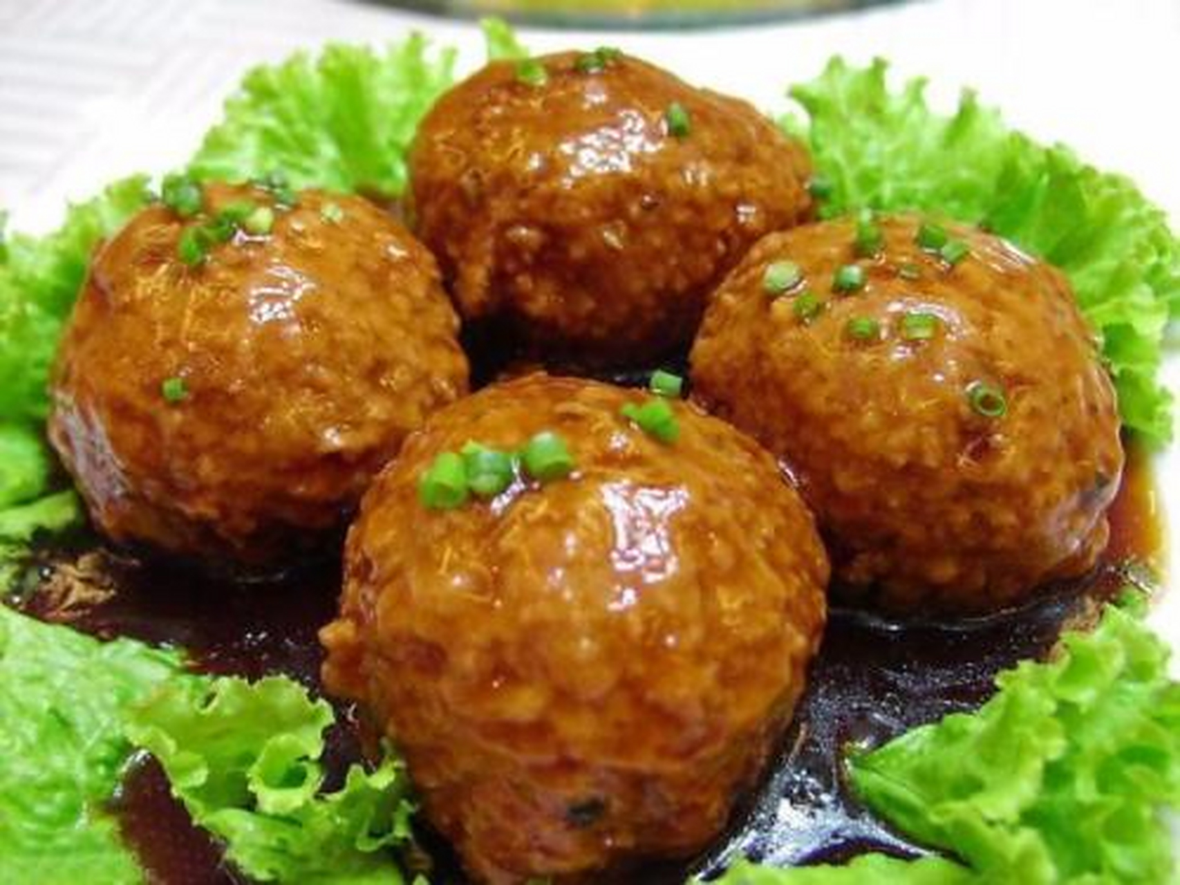 红烧狮子头,又称四喜丸子,是扬州经典的汉族传统名菜之一,由四个色泽