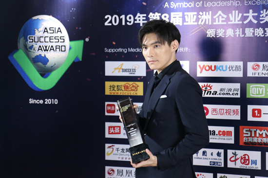全能型演员赵文俊亮相亚洲风云人物典礼 斩获青年艺人奖