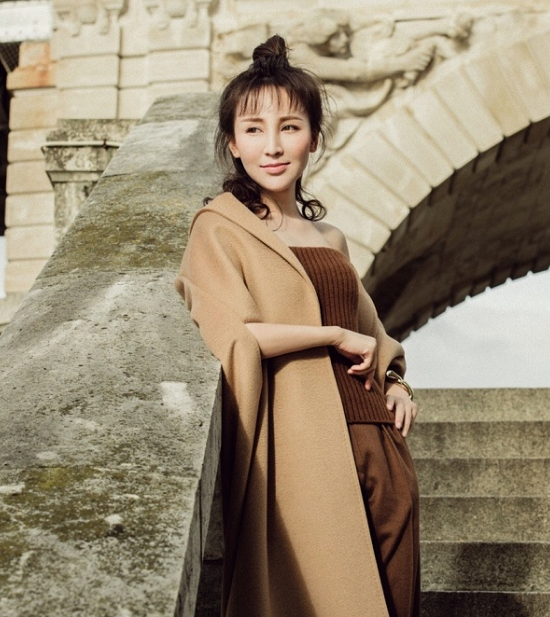 柳瑛娘的扮演者叫岳丽娜,1974年4月17日出生于河北省承德市,中国内地