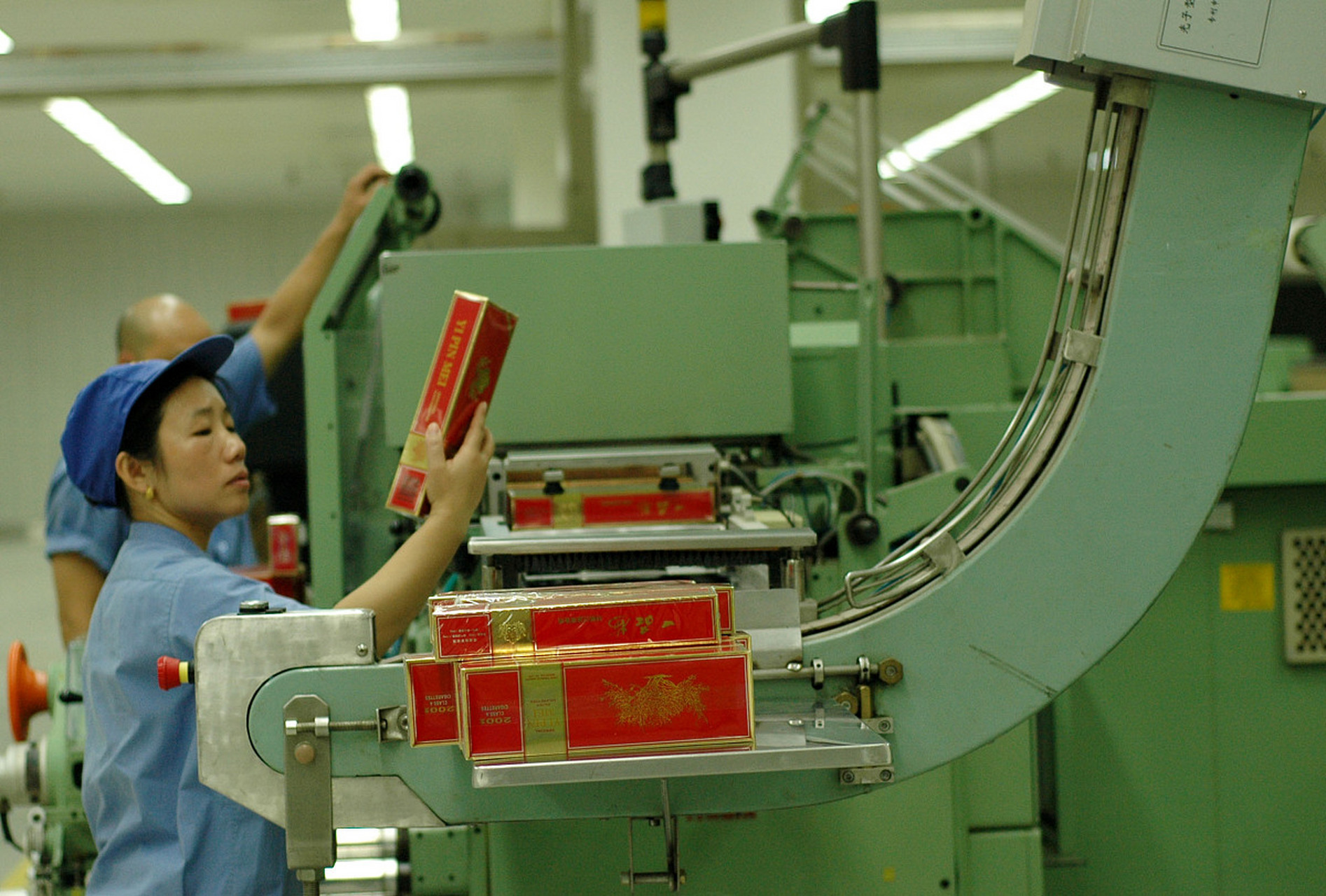 不言而喻,烟草是国家专卖,利润丰厚,甚至比电力,金融,信息工程等拿的