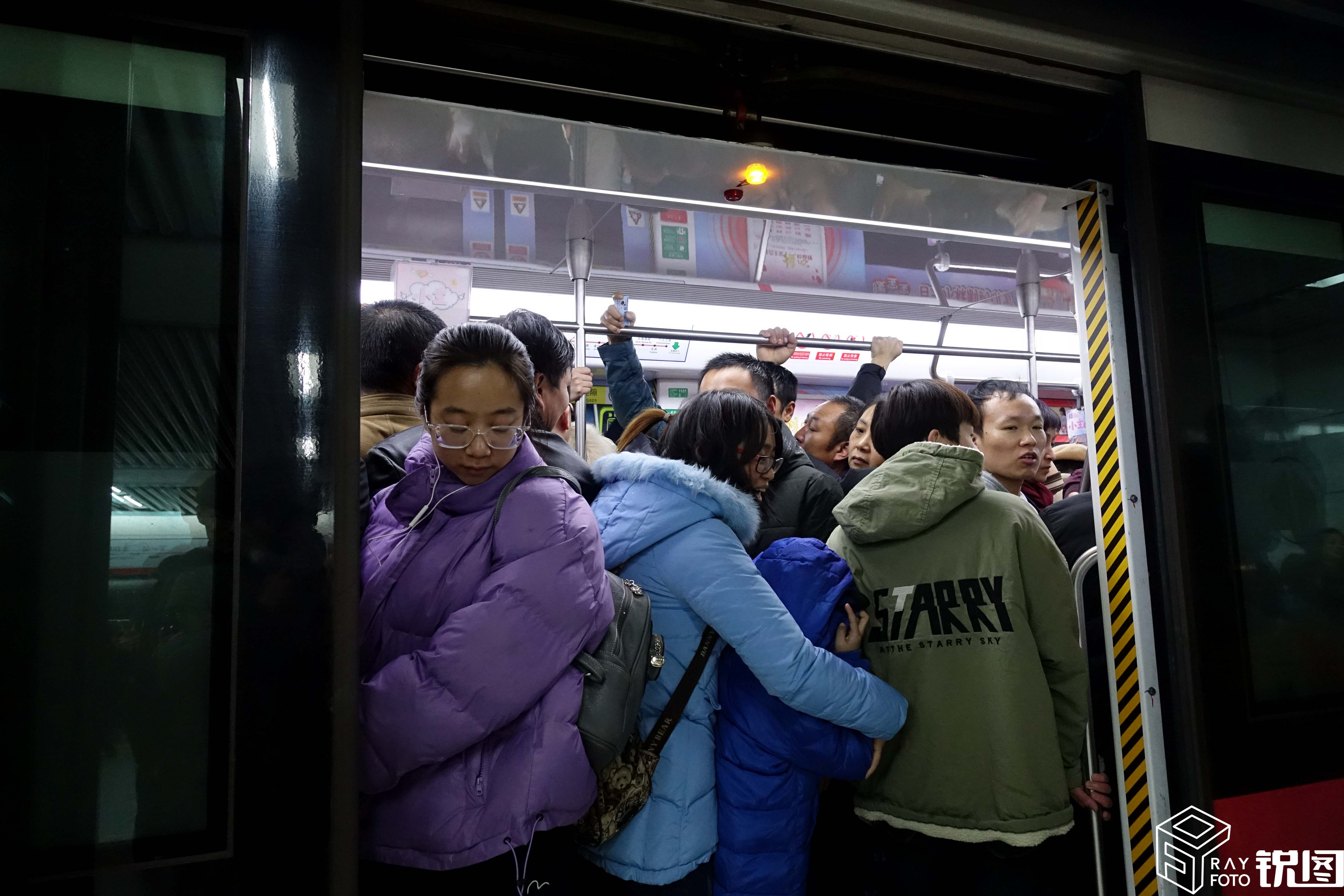 全是看雪的人!杭州地铁站人山人海,客流量堪比春运