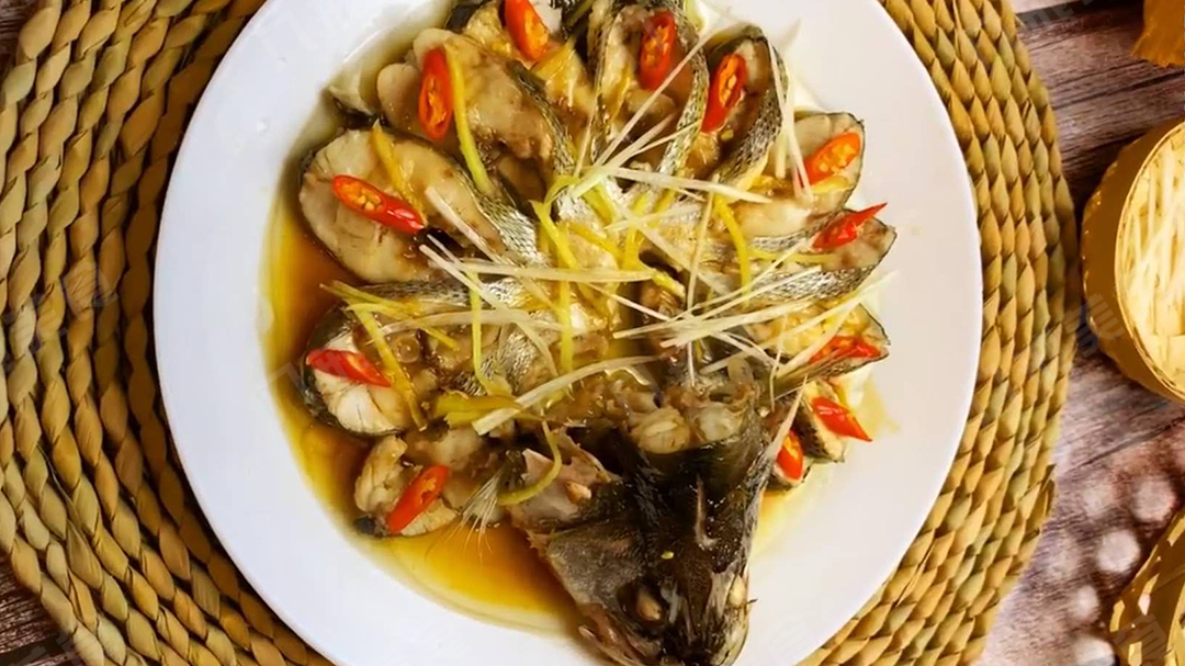 清蒸鲈鱼冷水上锅蒸还是热水上锅蒸?很多人搞错,导致鱼肉不鲜美