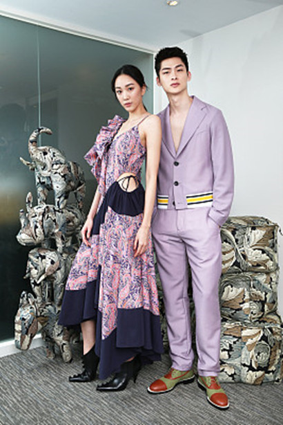 模特王庭匀展演loewe春夏新品,与张敏红"情侣色"look登对养眼