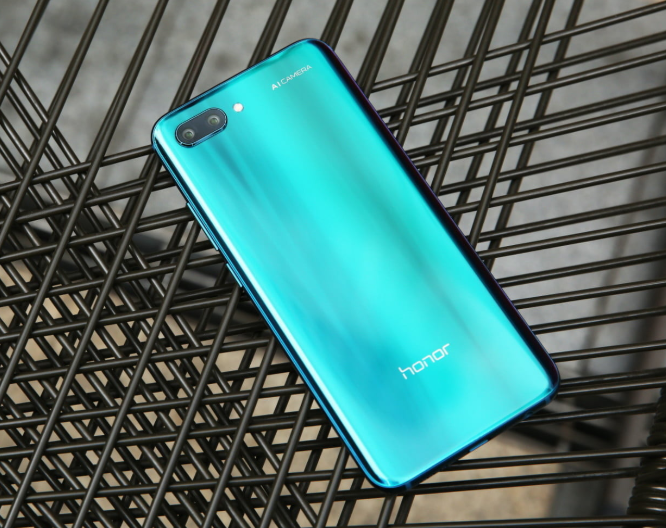 荣耀良心旗舰:麒麟970 gpu turbo 7.1声道 快充 8g,直降600