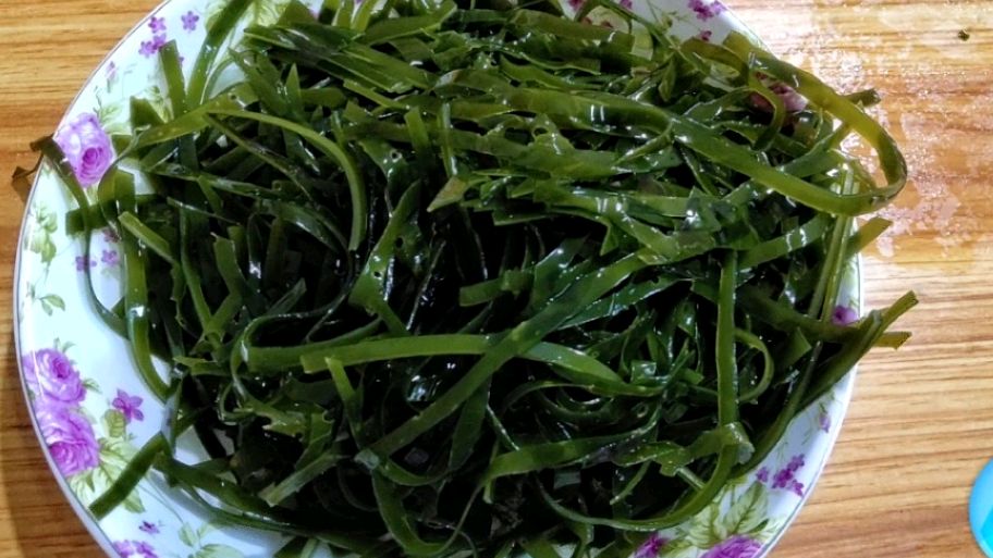切记炒海带不可直接下锅炒,大厨这样做,清脆爽口无腥味