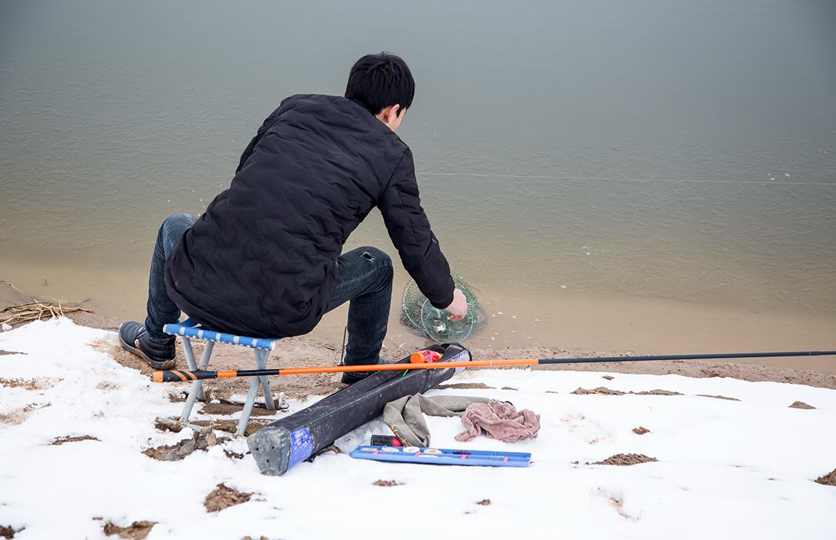 冬钓遇到下雪天能钓鱼吗?老钓友教你这四个技巧,轻松让你爆护