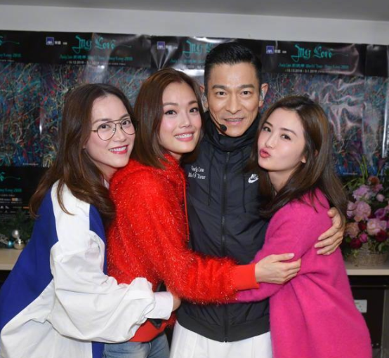 刘德华演唱会结束之后左拥右抱,容祖儿阿sa一起嘟嘴献吻!