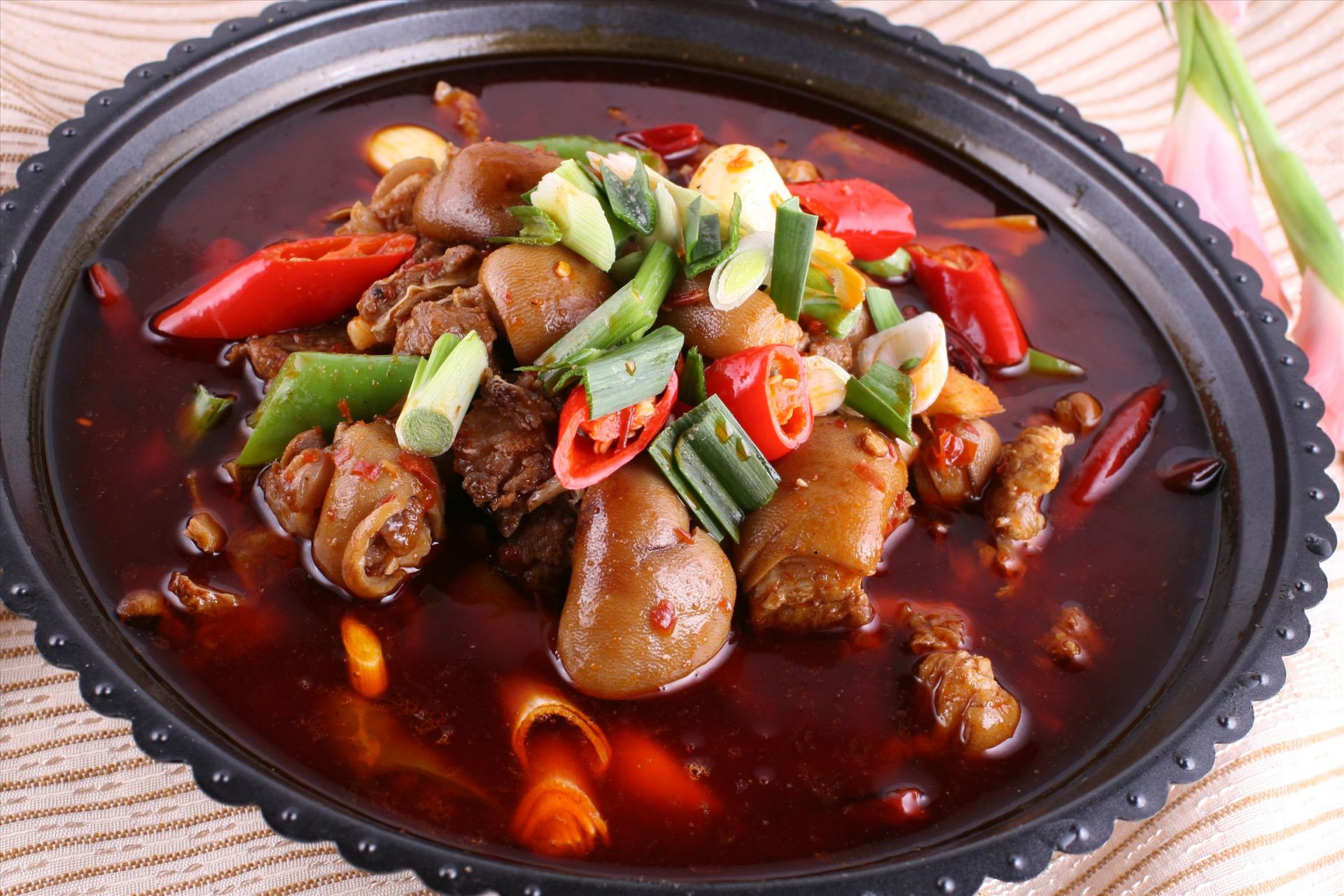 烹制毛狗肉,首先是选狗,按瑶家说法是:一黄二白,三花二黑.