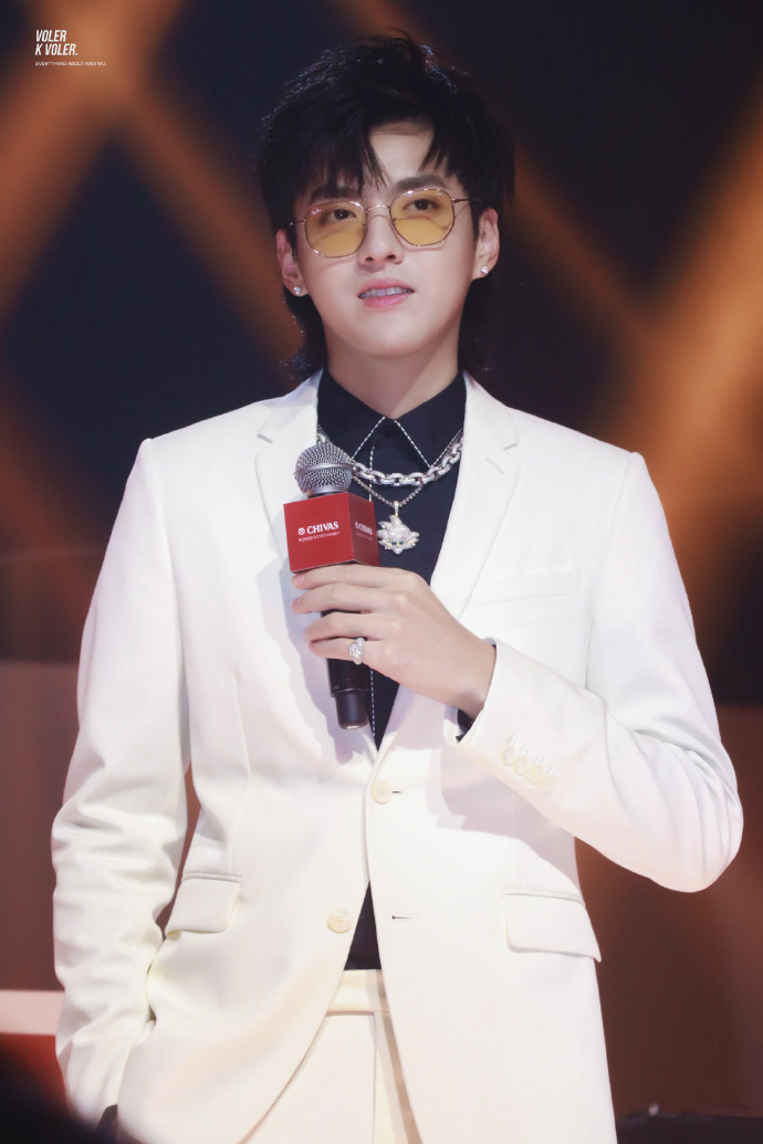 吴亦凡穿白色西装搭配黑色皮鞋亮相品牌活动,皮肤白皙帅气十足