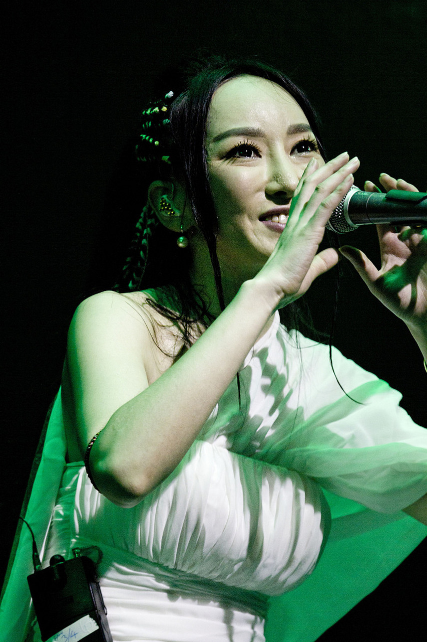 2016年,萨顶顶假唱,金星说:"你不是河南人吗?怎么变成蒙古族了?