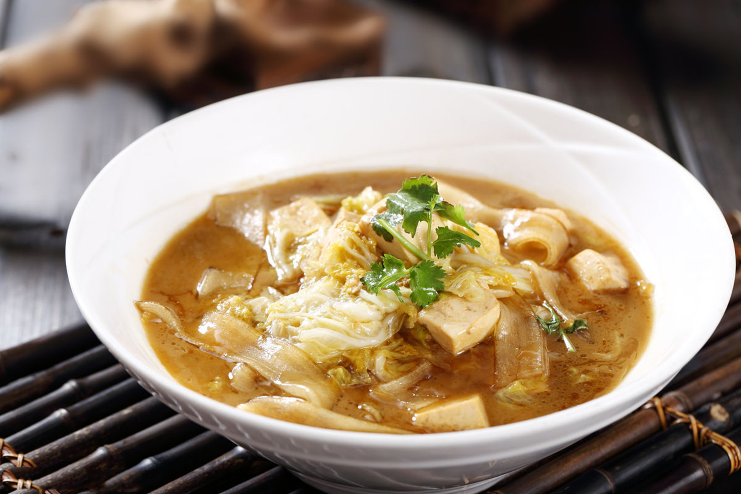 简单易学的白菜炖粉条,白菜脆爽可口,粉条顺滑鲜美,好吃下饭