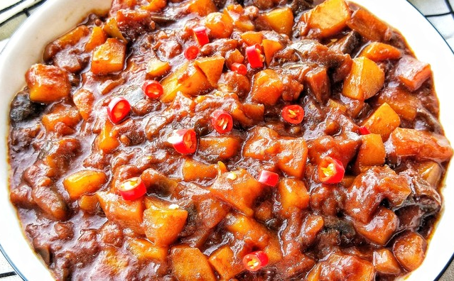 正宗东北土豆酱茄子,酱汁浓稠好吃到爆,焖好米饭准备开吃吧