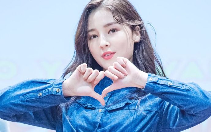 每个韩国女团中总有一个"神颜",看看混血妹子nancy的颜值如何