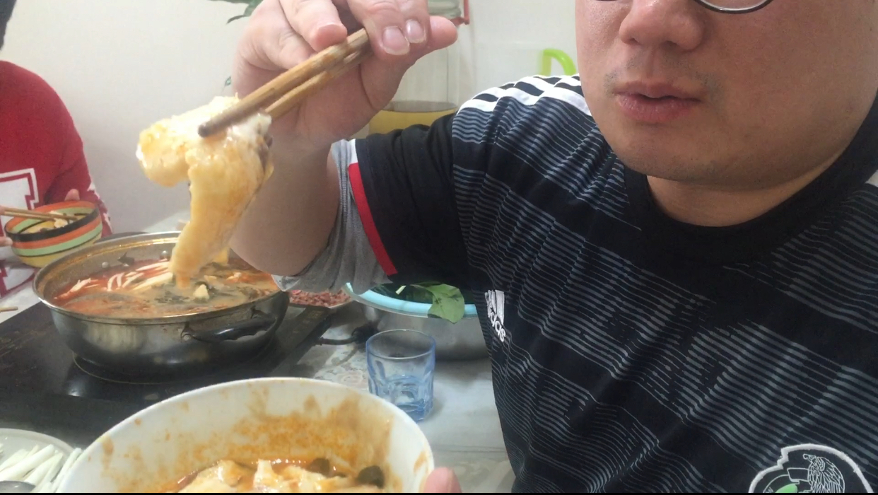 涮火锅啦!番茄火锅鱼,鱼片鲜嫩可口,汤底浓郁味美!真好吃