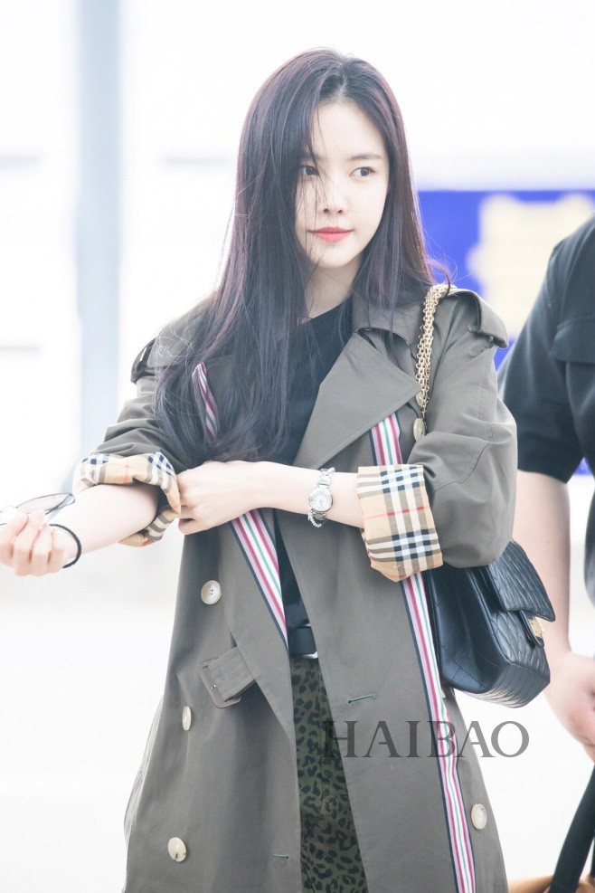 a pink组合成员孙娜恩09月28日现身仁川机场,长风衣打造休闲女王范儿