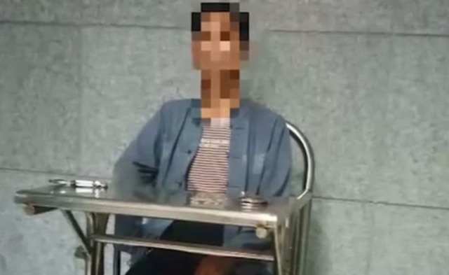 老人抢方向盘被拘，载近40名乘客的公交险撞花坛，为何不长记性