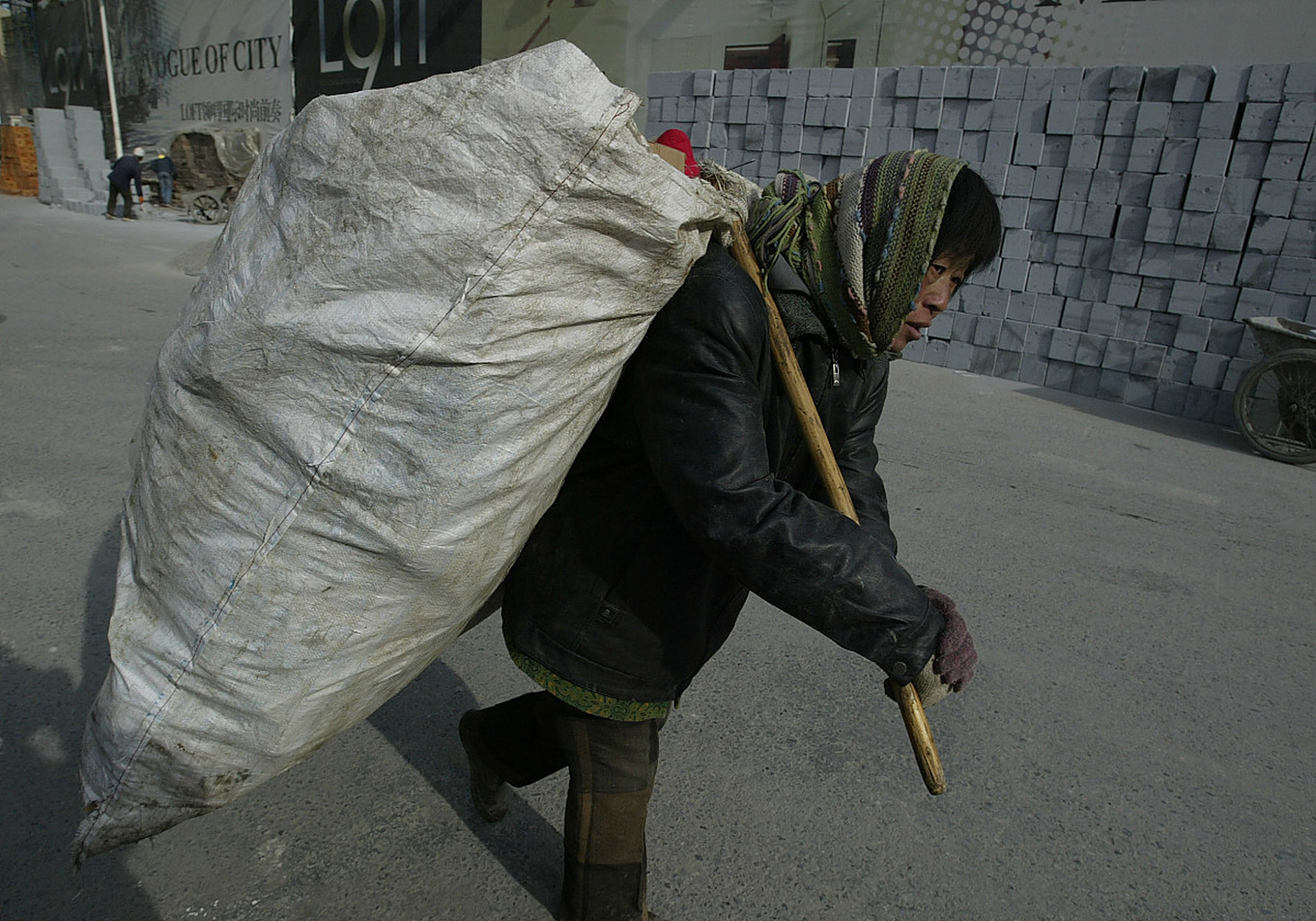 他并没有因为生活的艰辛而放弃对社会的关爱,相反,他用自己的力量和