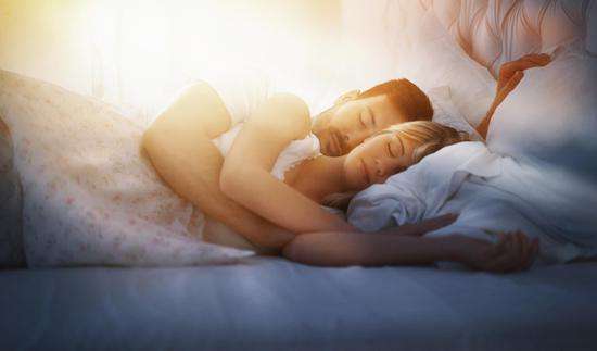 夫妻最佳睡姿不是抱着睡,这种姿势才是最佳选择,你做对了吗?