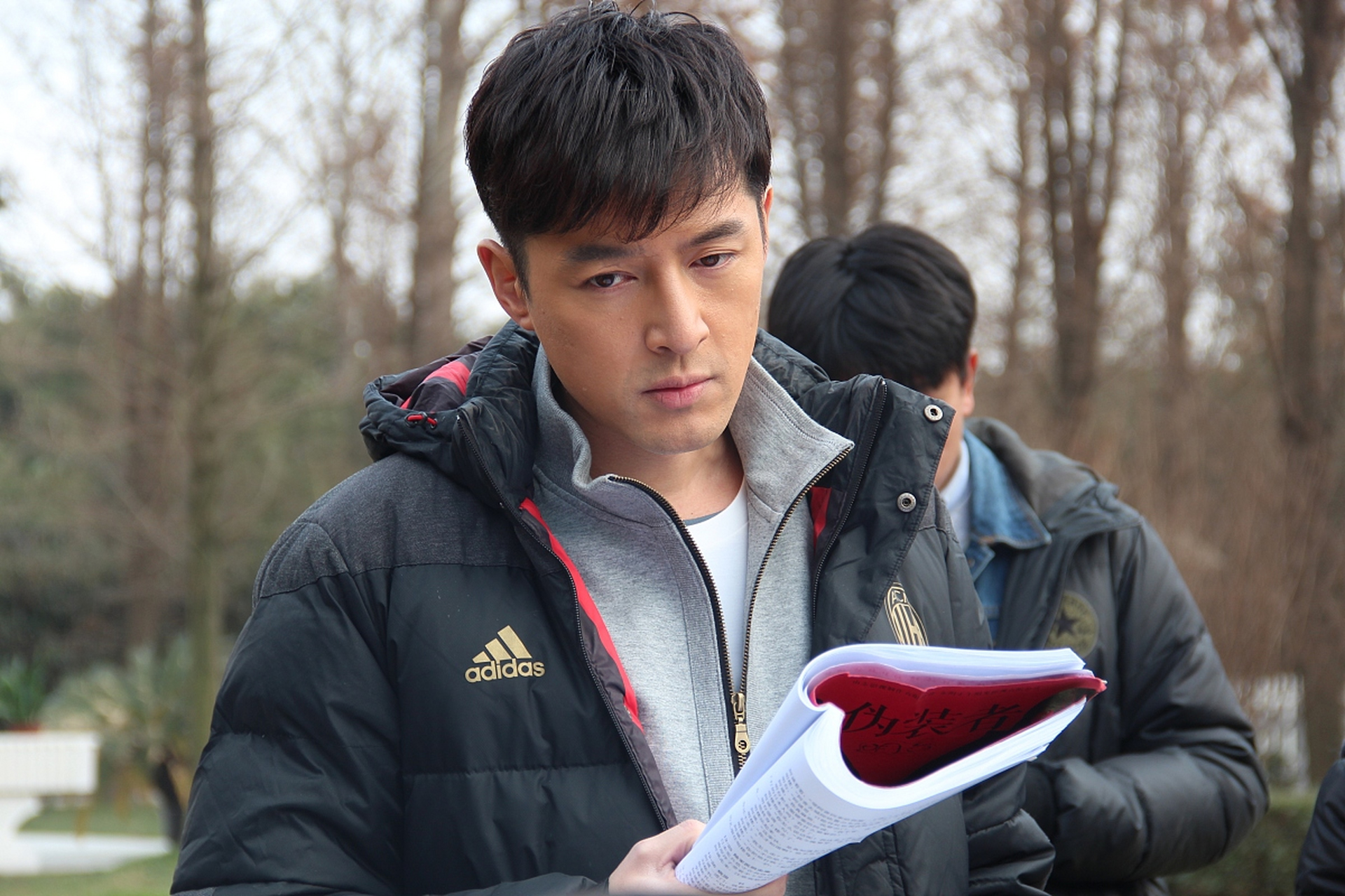 胡歌砸断其锁骨  近日,演员王乐君自曝拍摄《伪装者》时被胡歌砸断