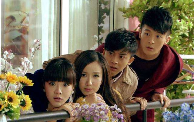 秦羽墨骑摩托接落难的张伟,谁注意到车牌号?制作组太有心了!