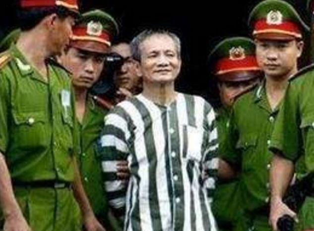 他曾是乔四当年的"金牌打手",威风凛凛,现今却以捡垃圾为生