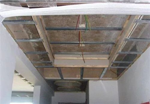 所以为了减轻开裂隐患,很多木工师傅会采用木龙骨搭配轻钢龙骨的肥浇