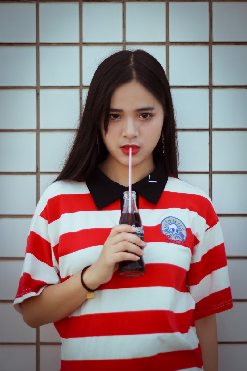 人像摄影:喝可乐的女孩儿