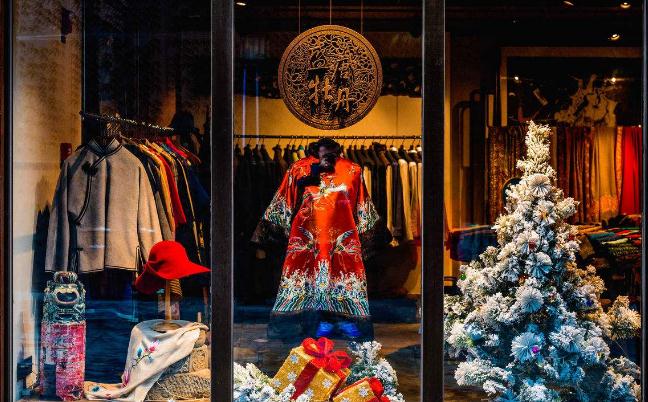 美女设计师开服装店,做高级定制旗袍五年开两店