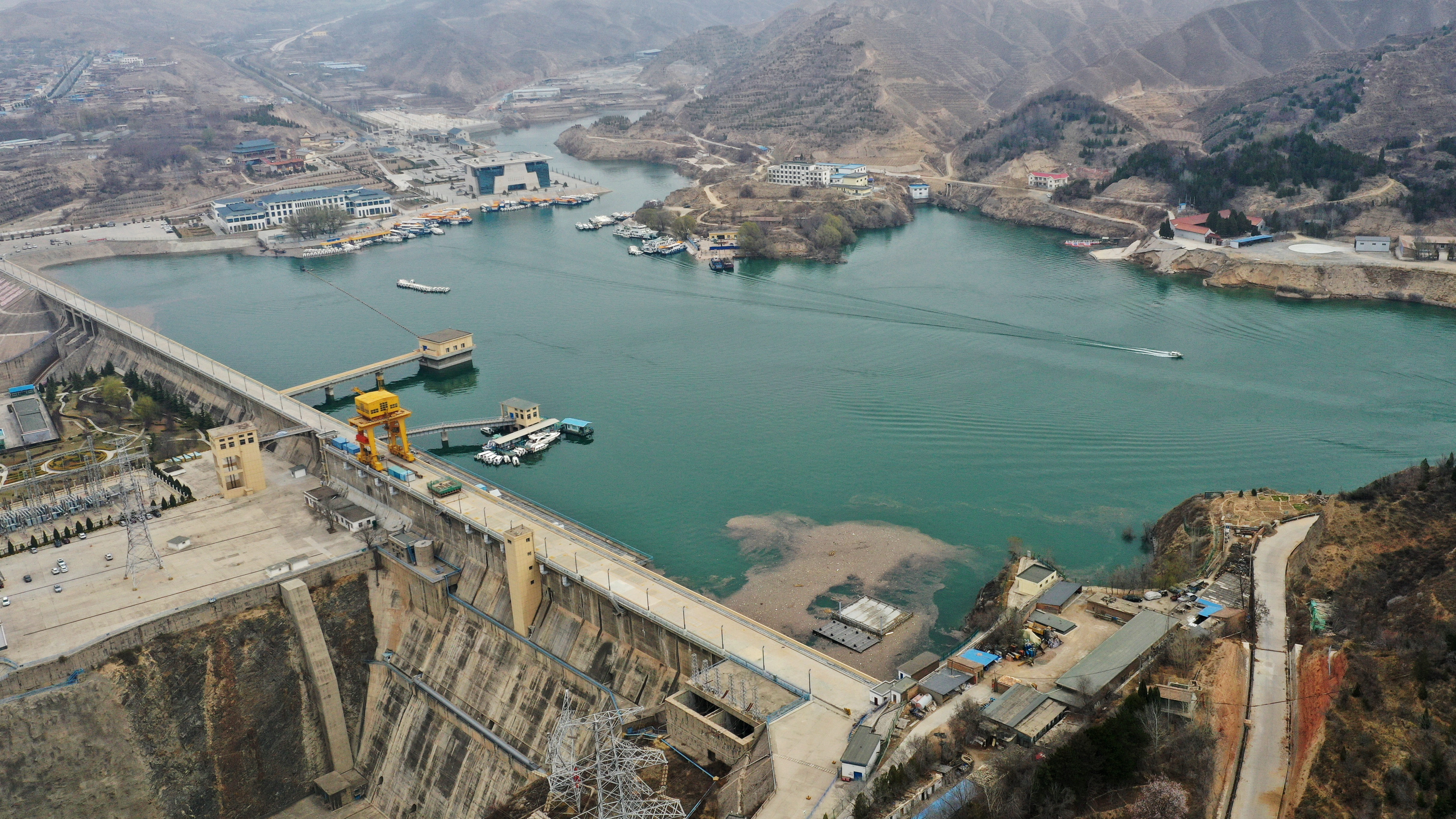 新华社照片,兰州,2020年3月25日    刘家峡水库加大下泄流量支持春灌
