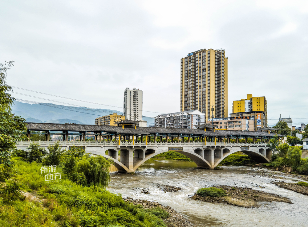 重慶開州臨江鎮有一座廊橋,仿古風格,位於南河之上