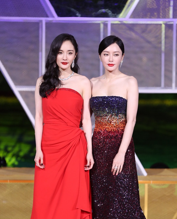 杨幂大红抹胸裙亮相,气场全开,秦岚身材傲人