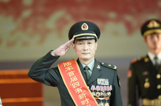 陆军举行首届"四有"新时代革命军人标兵颁奖仪式