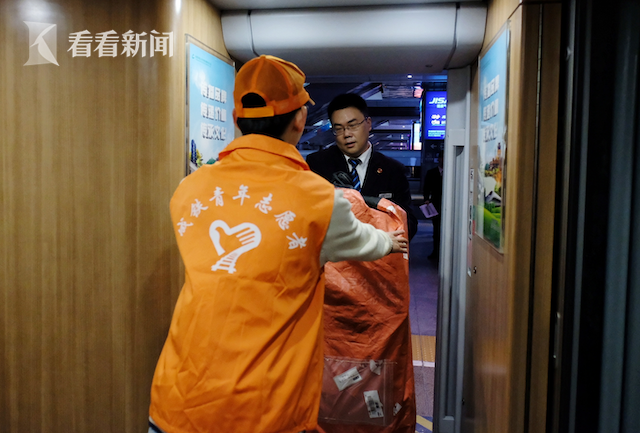 "双十一"包裹坐上高铁动车 铁路迎货运高峰期