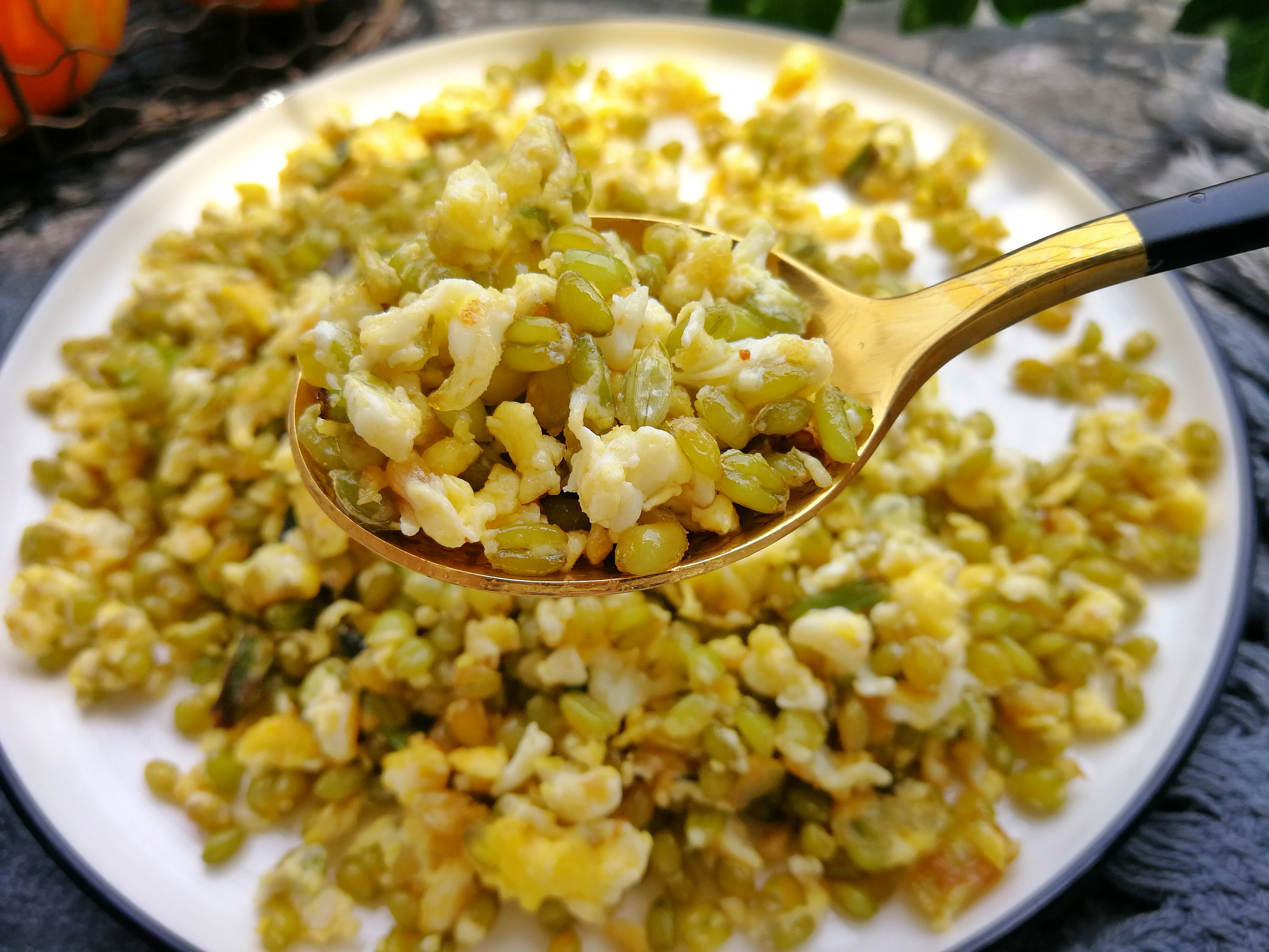 这菜抓紧吃,6月份再不吃就下去了,用来炒鸡蛋,老公一人吃一盘