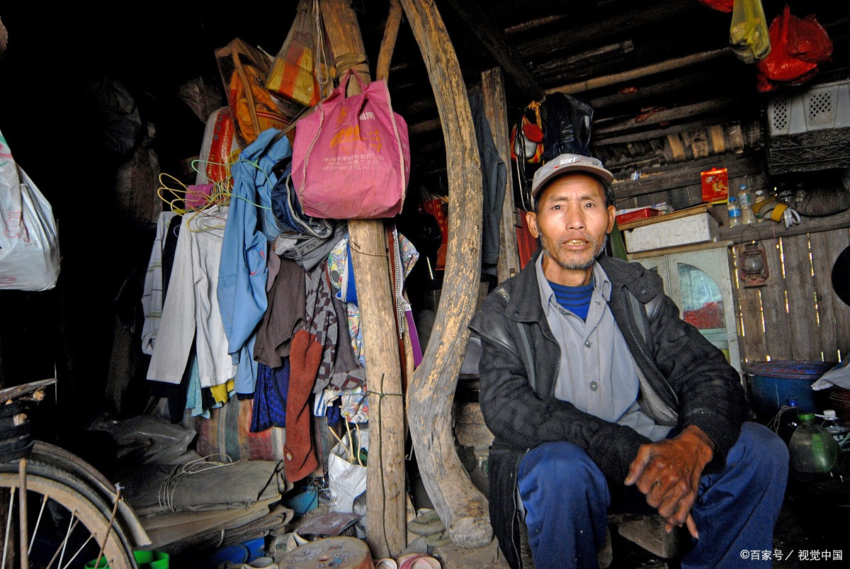 此句出于名句:穷在闹市无人问,富在深山有远亲