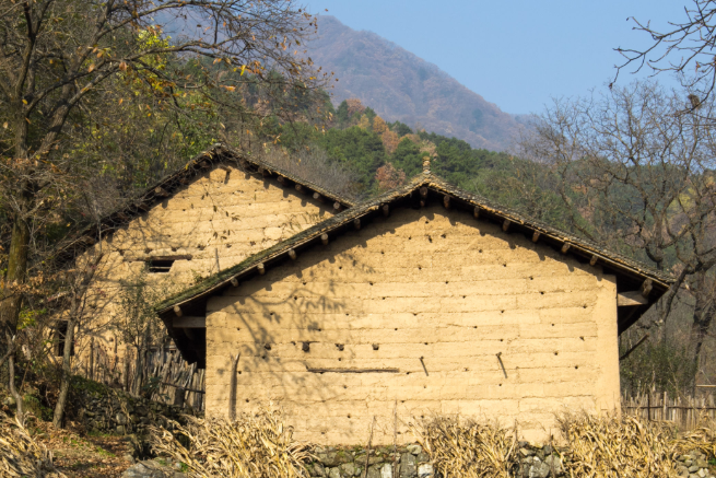 秦岭西川肖家铺|门前是地,泥墙灰瓦的老房子修建在向阳的山坡上