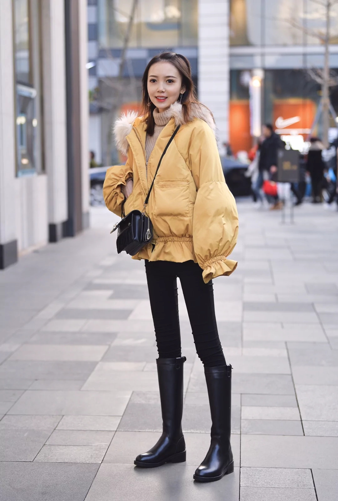 街拍:红色加绒外套 紧身牛仔裤,时尚又保暖,冬天最亮眼的穿法