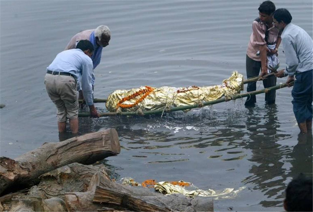 不过它们一点都不注重保护环境,在里面洗澡刷牙等,而
