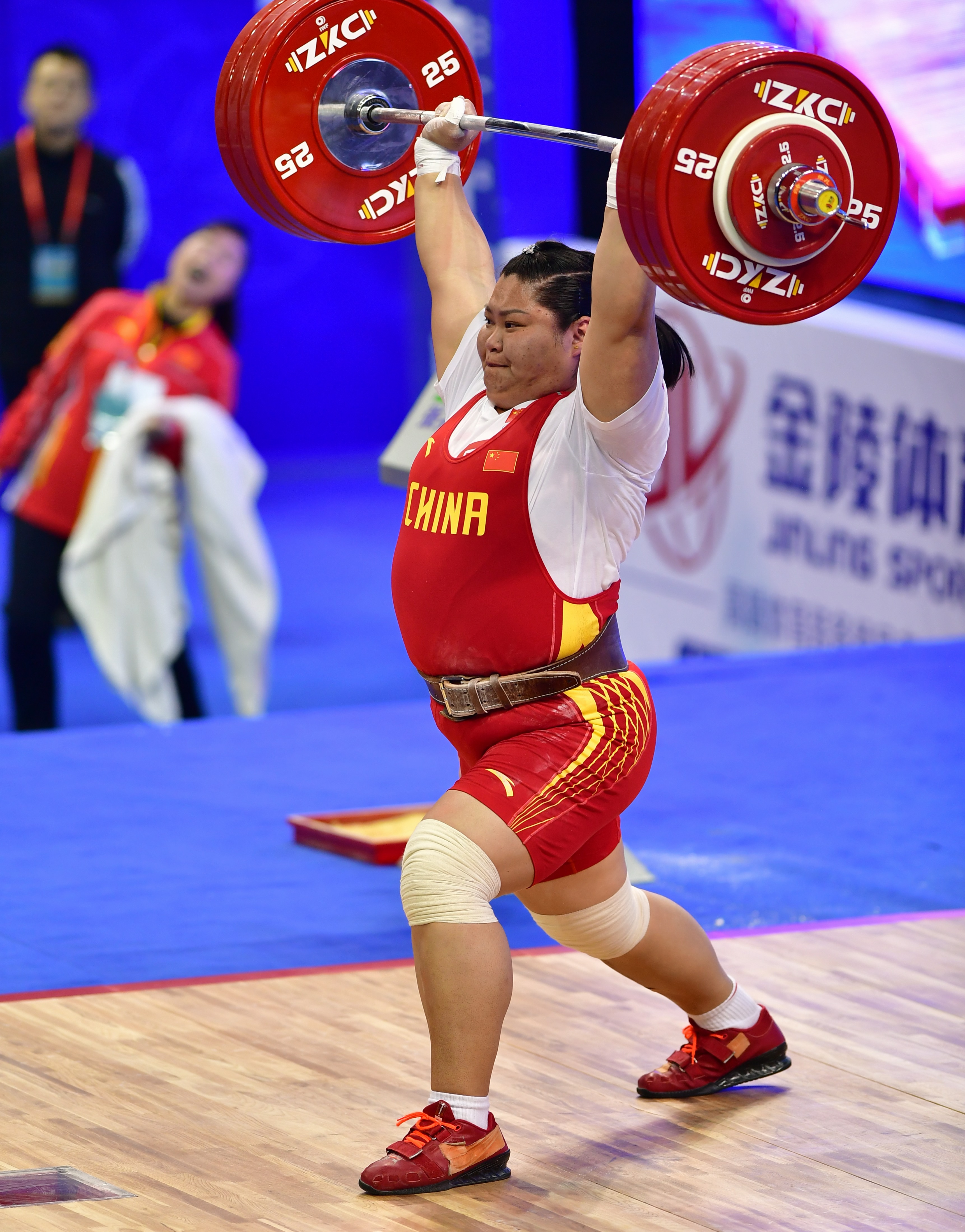 举重——世界杯赛:孟苏平获女子87公斤以上级挺举和总成绩冠军
