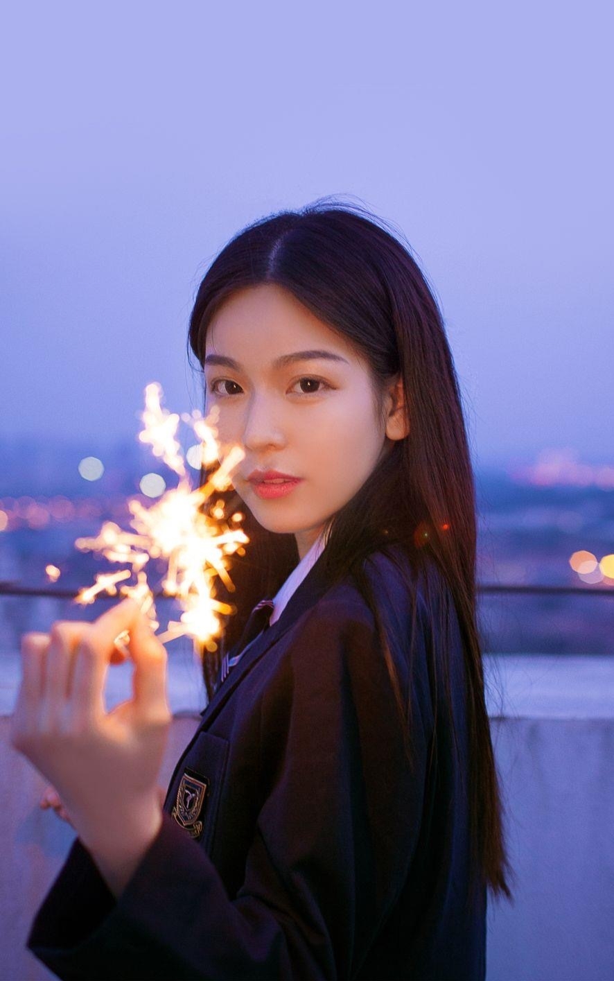美女穿着制服,时尚可爱,还玩着烟花!