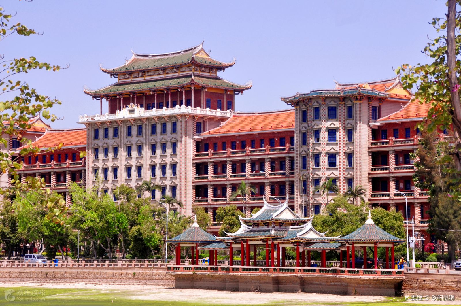 厦门集美中学历史悠久,业绩辉煌,学子遍五洲,声名播四海,被誉为"中国