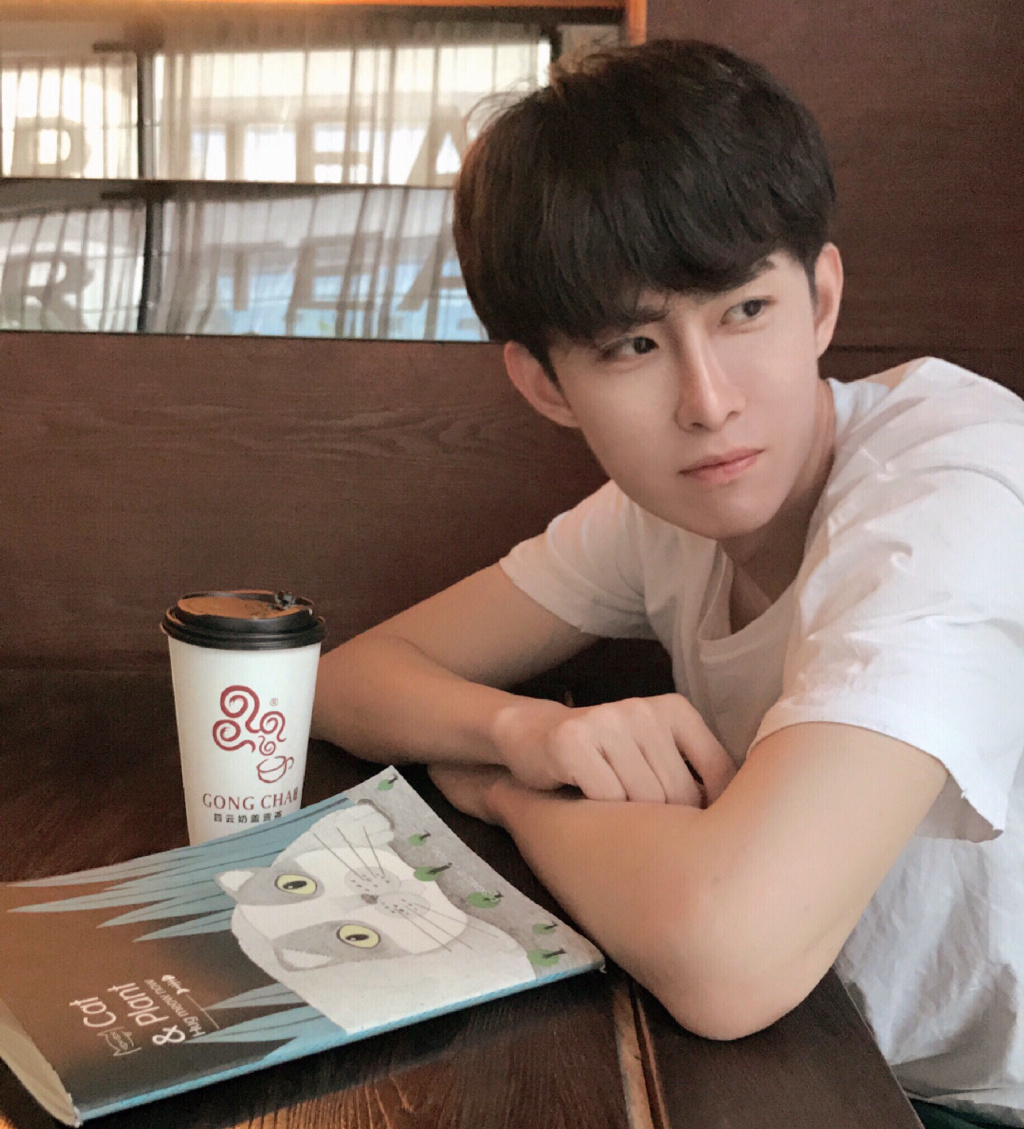 小川攻子是著名的漫画家,虽然是漫画家,但空闲时期偶尔会cos一下一些