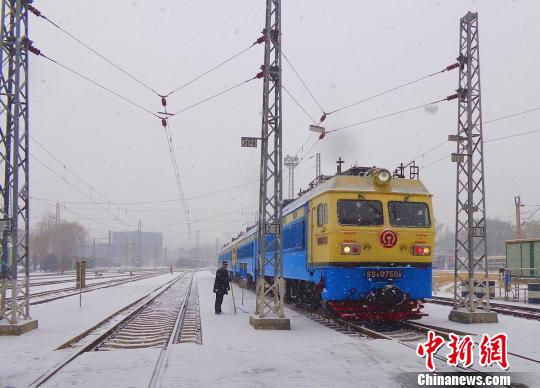 太原机务段太北整备车间职工雪中牵引机车进入整备棚. 张秋生 摄