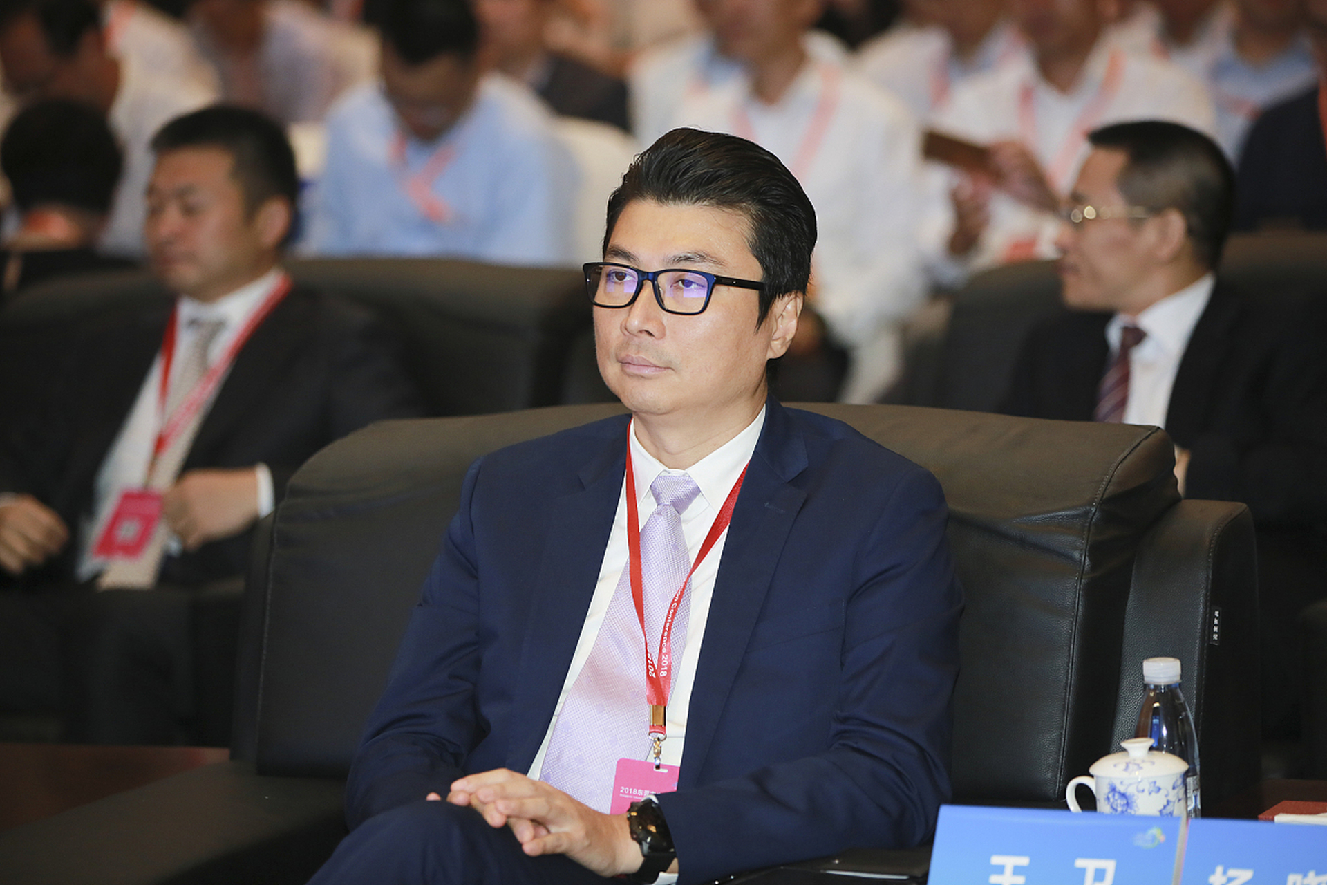 顺丰速运的创始人王卫,从来都不抽烟喝酒,而且还沉默寡言,甚至曾经做