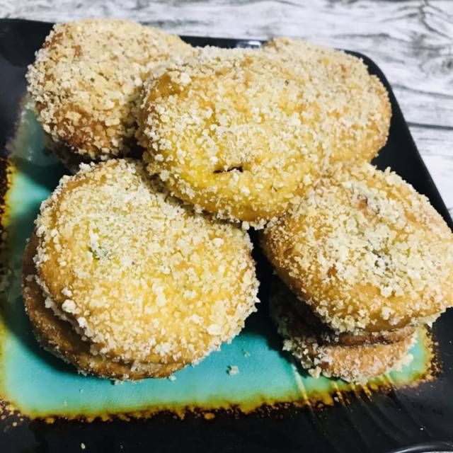 这样一份雪花南瓜饼,香脆又软糯,吃在嘴里,甜在心里